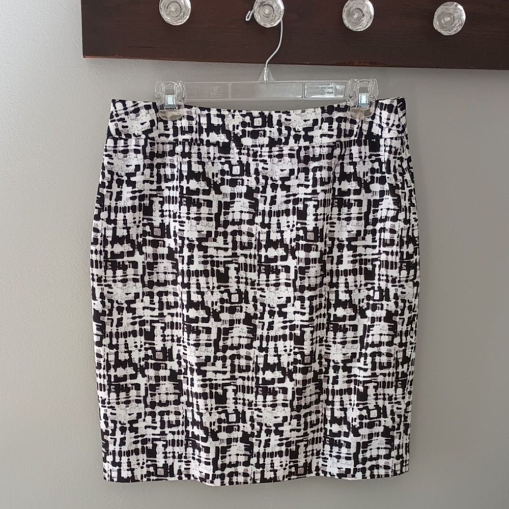 Stylish Black and White Women's Skirt, Valerie Bertinelli, size 8